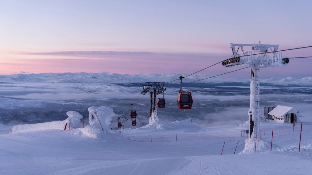 Gondel in Åre met veel sneeuw.